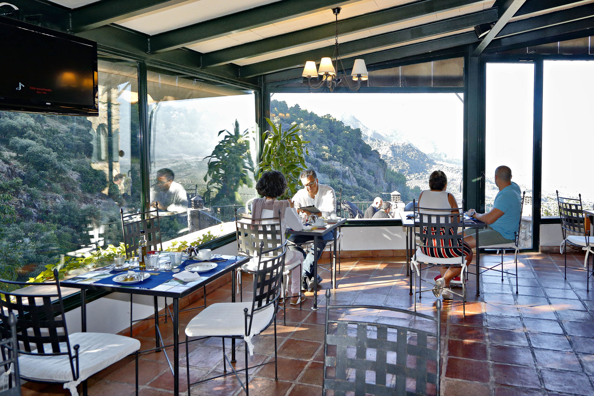 Las cristaleras del restaurante permiten seguir disfrutando de las vistas. Las cristaleras del restaurante permiten seguir disfrutando de las vistas.