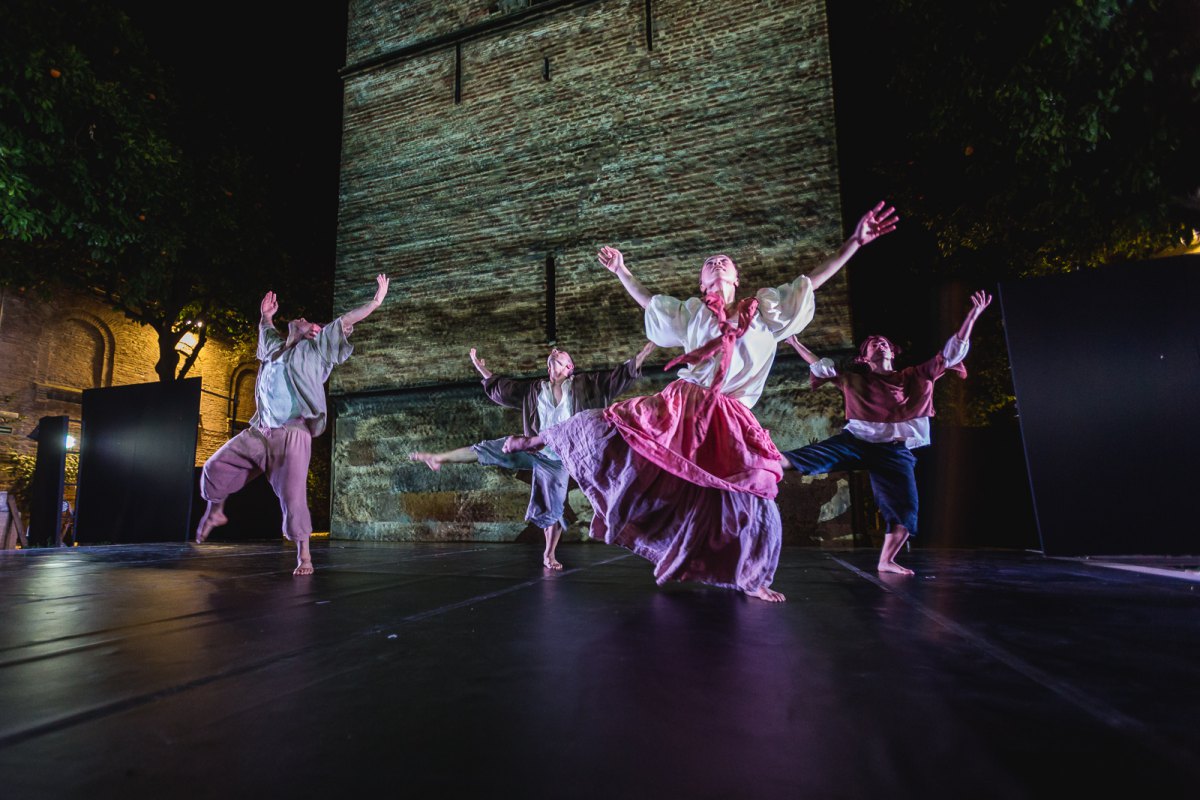 Bailarines actuando junto a la Torre de Don Fadrique en Sevilla. Bailarines actuando junto a la Torre de Don Fadrique en Sevilla.