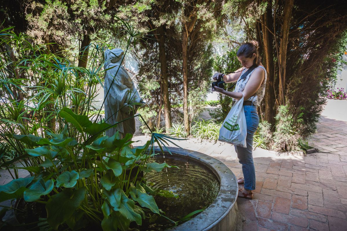 Una joven fotografía la ninfa clásica del Patio de la Madama. Una joven fotografía la ninfa clásica del Patio de la Madama.