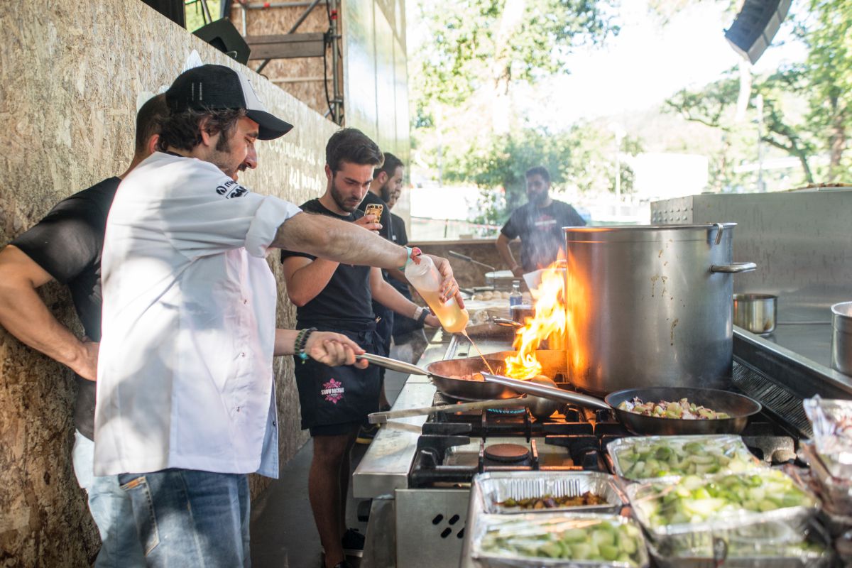 Diego Guerrero cocina junto a su equipo en la edición de 2017 del Festival PortAmérica en Caldas de Reis, Pontevedra. Foto: PortAmérica. Diego Guerrero cocina junto a su equipo en la edición de 2017 del Festival PortAmérica en Caldas de Reis, Pontevedra. Foto: PortAmérica.
