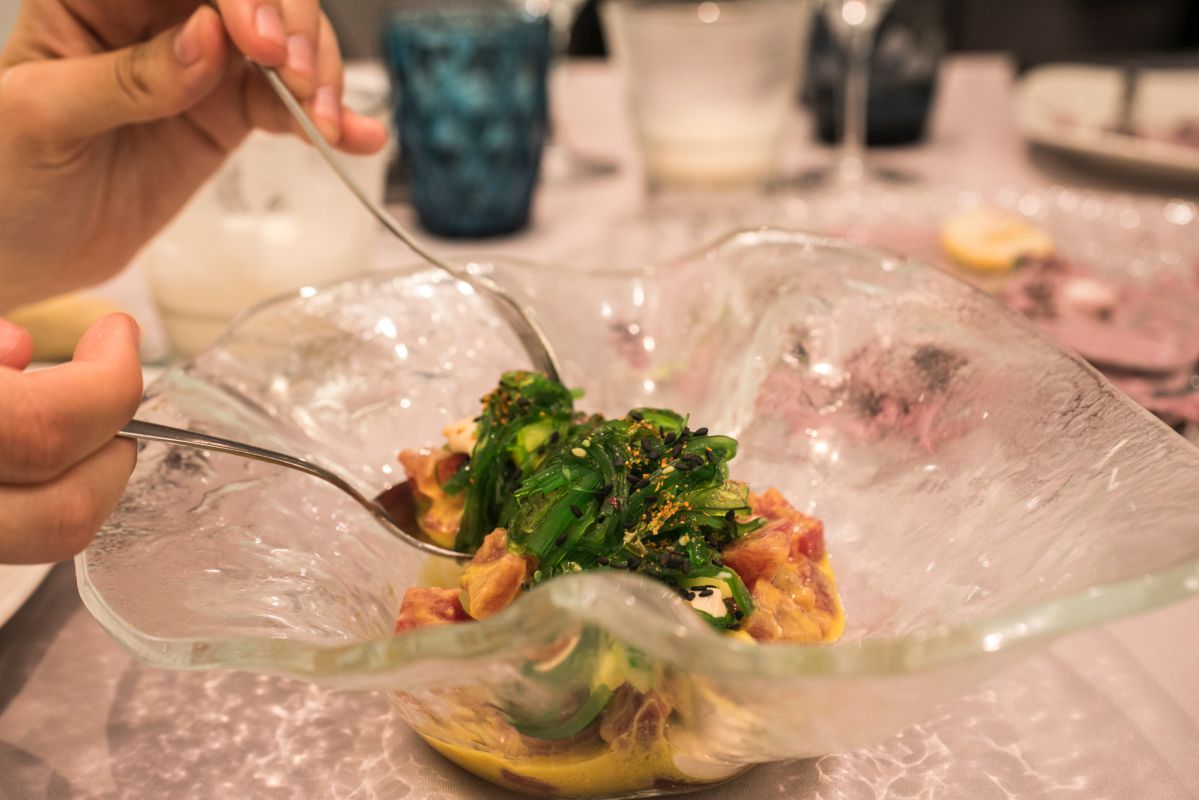 Tartar de atún coronado de alga wakame del restaurante peruano Commo Fusión, en Valencia. Tartar de atún coronado de alga wakame del restaurante peruano Commo Fusión, en Valencia.