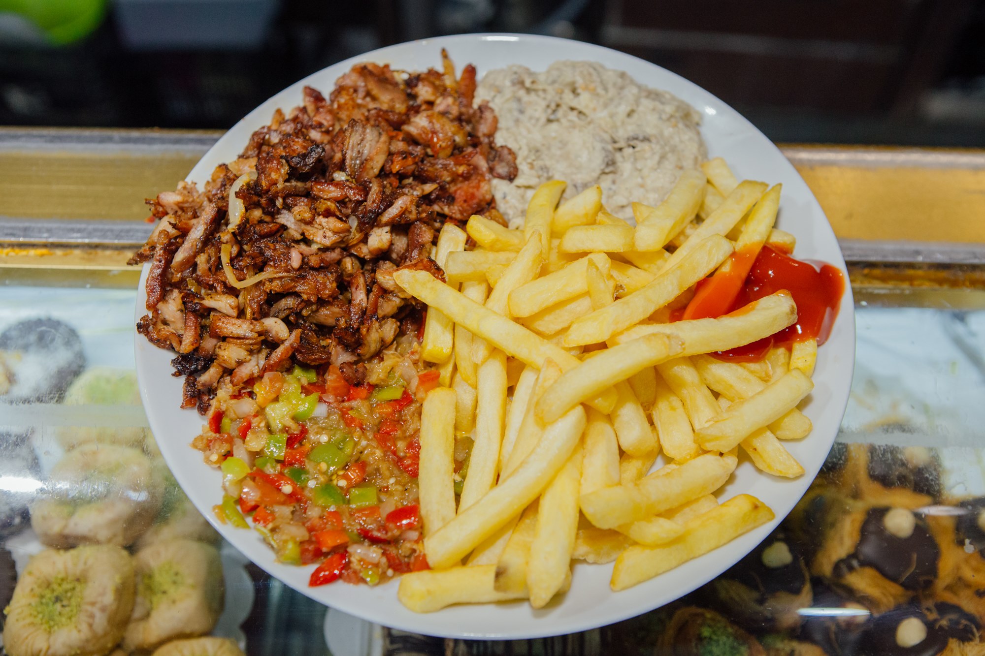 Plato de carne, ensalada de pimientos, baba ganoush (crema de berenjena) y patatas fritas. Plato de carne, ensalada de pimientos, baba ganoush (crema de berenjena) y patatas fritas.