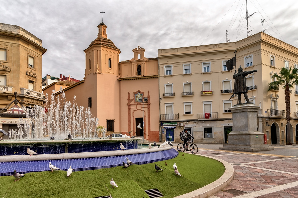 El monumento de Cristóbal Colón es el protagonista de la Plaza de las Monjas. Foto: Shutterstock El monumento de Cristóbal Colón es el protagonista de la Plaza de las Monjas. Foto: Shutterstock