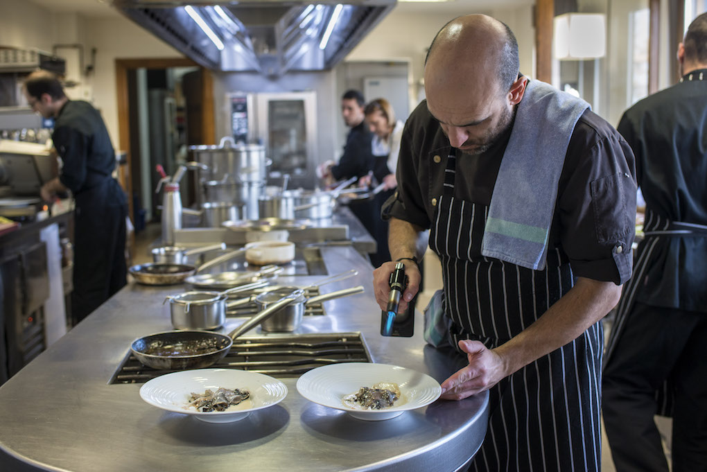 En la silenciosa cocina, Luis Alberto termina unas trompetas con papada y trufa. En la silenciosa cocina, Luis Alberto termina unas trompetas con papada y trufa.