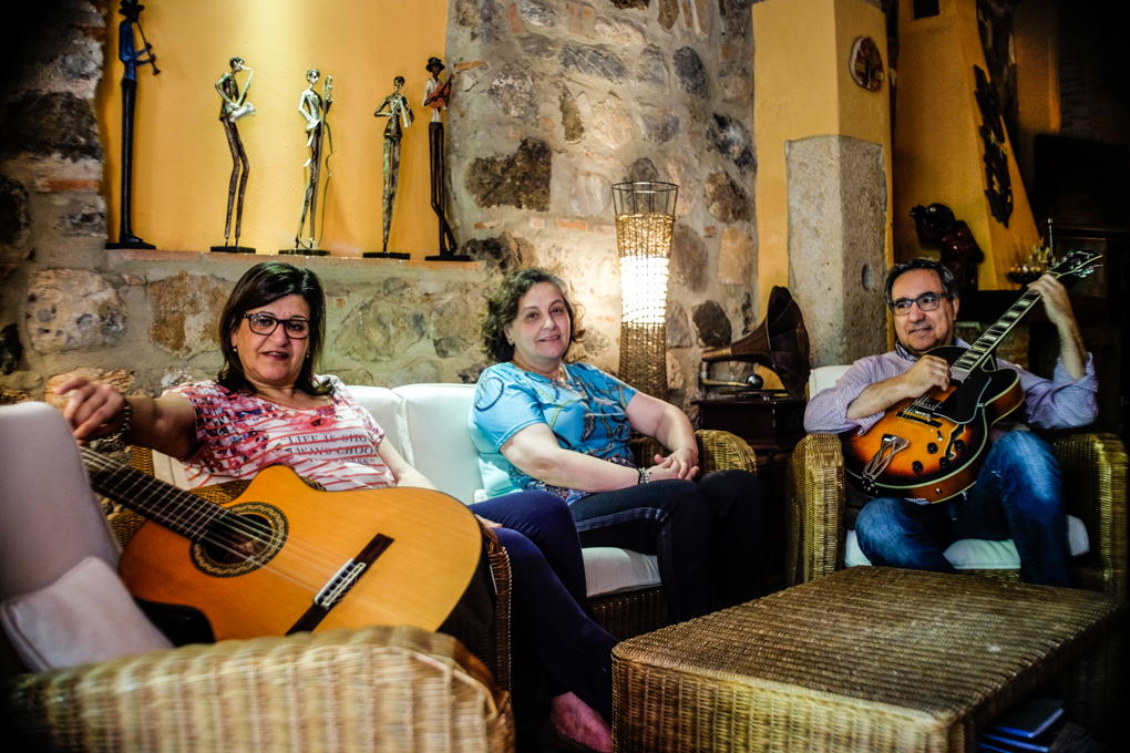 Lola Moreno, Constanza Sánchez y su marido, Pepe Varela, dueños del hotel. Lola Moreno, Constanza Sánchez y su marido, Pepe Varela, dueños del hotel.