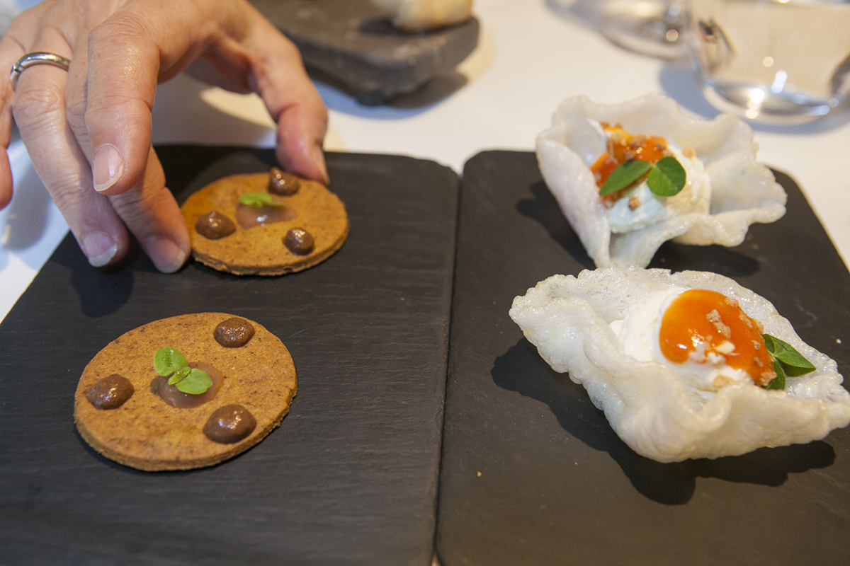 La galleta de boroña (o borona) y brandada de bacalao, para situarte entre el mar y la montaña. La galleta de boroña (o borona) y brandada de bacalao, para situarte entre el mar y la montaña.