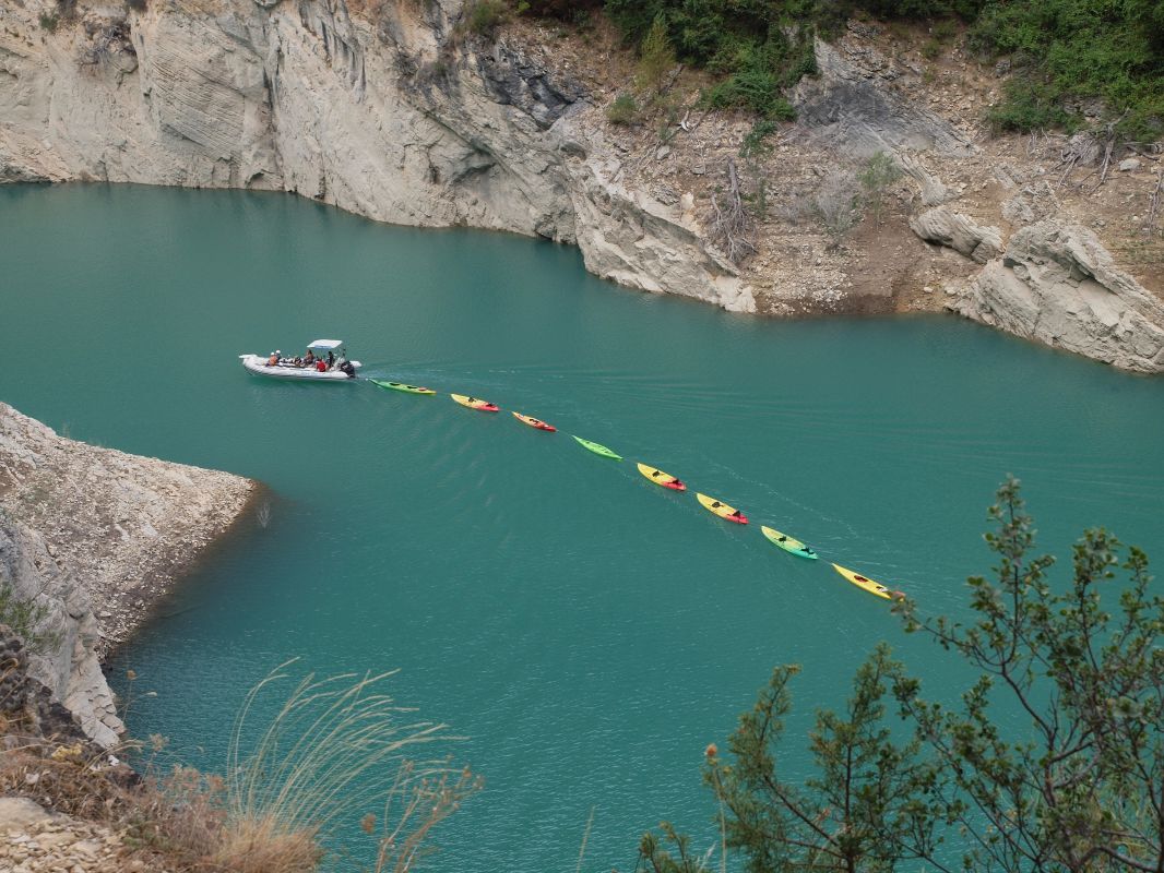 Una lancha arrastra a los kayaks vacíos por los acantilados del Congosto de Mont Rebei. Foto: Shutterstock. Una lancha arrastra a los kayaks vacíos por los acantilados del Congosto de Mont Rebei. Foto: Shutterstock.