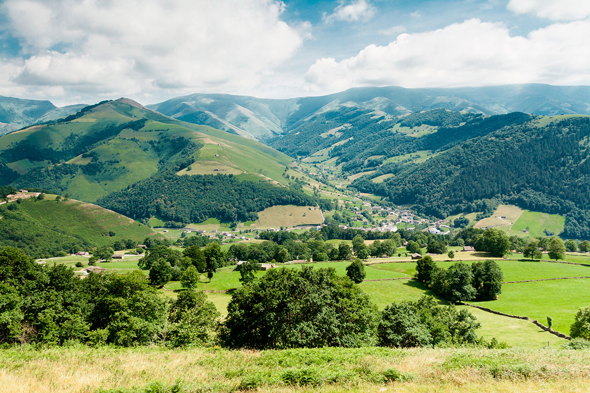 El verde de las montañas de Vega de Pas invita a pasar el día fuera. El verde de las montañas de Vega de Pas invita a pasar el día fuera.