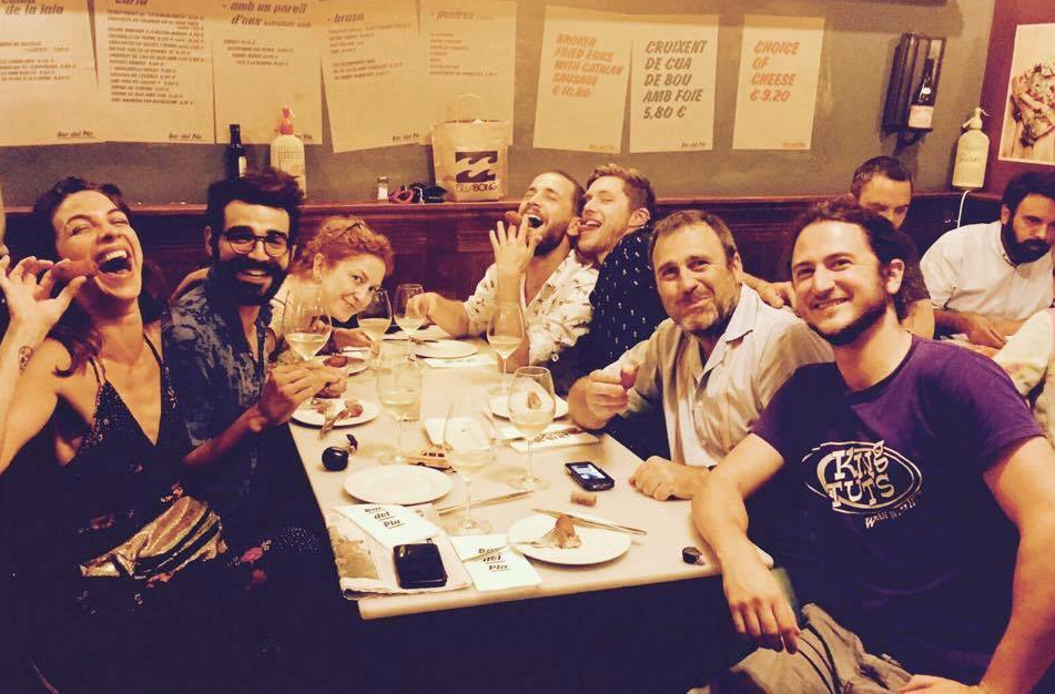 A David le encanta comer bien y en buena compañía. A David le encanta comer bien y en buena compañía.
