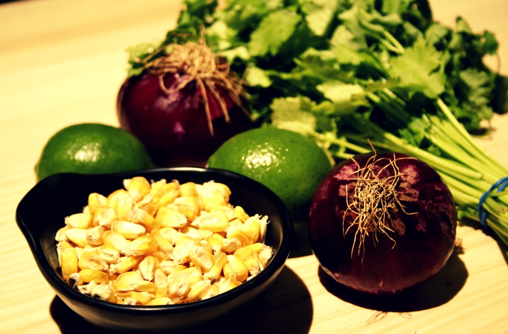 Cancha, limas, cilantro y cebolla morada, imprescindibles para un ceviche. Foto. A.C. Cancha, limas, cilantro y cebolla morada, imprescindibles para un ceviche. Foto. A.C.