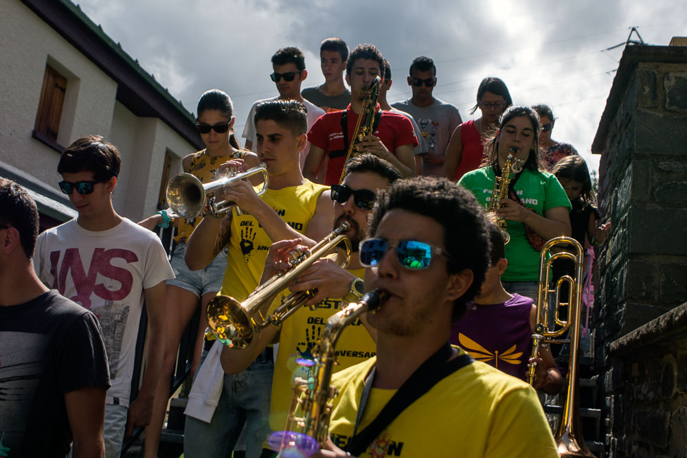Charangas animan a los vecinos con sus rondas callejeras. Foto: Manuel Ruiz Toribio. Charangas animan a los vecinos con sus rondas callejeras. Foto: Manuel Ruiz Toribio.