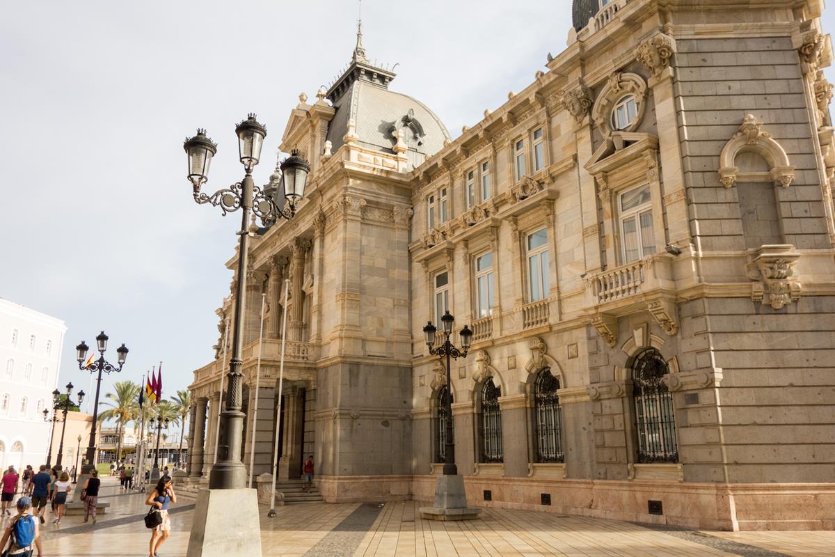 El Palacio consistorial de Cartagena, al lado del puerto. Foto: Ramón Peco y Manuel Martínez. El Palacio consistorial de Cartagena, al lado del puerto. Foto: Ramón Peco y Manuel Martínez.