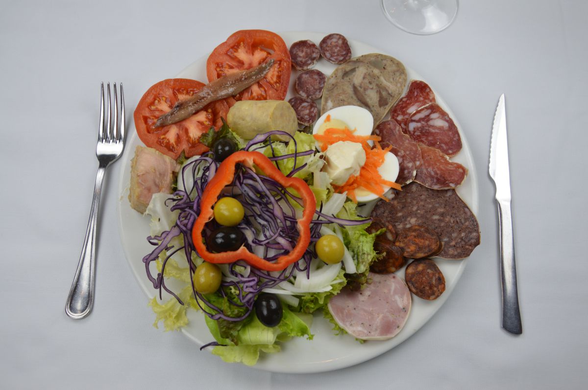 Plato de fuet y longanizas del restaurante 'Fussimanya', en la comarca de Osona, Cataluña. Foto: Fussimanya. Plato de fuet y longanizas del restaurante 'Fussimanya', en la comarca de Osona, Cataluña. Foto: Fussimanya.