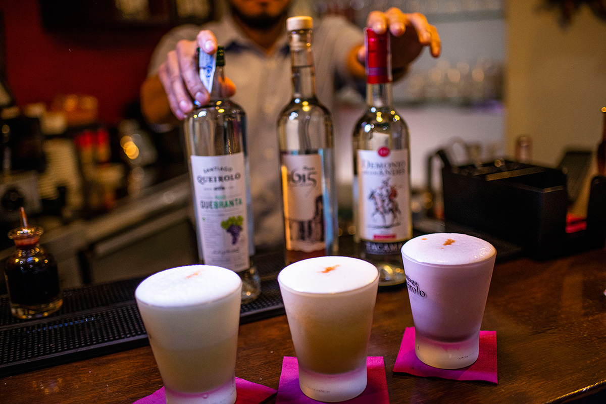 De izquierda a derecha: pisco sour clásico, el de maracuyá y el chicha morada. De izquierda a derecha: pisco sour clásico, el de maracuyá y el chicha morada.