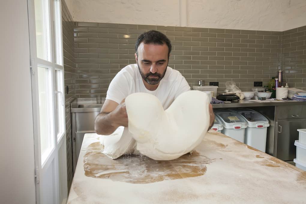 David hace la baguette con harina francesa y deja la masa en la nevera 24 horas. David hace la baguette con harina francesa y deja la masa en la nevera 24 horas.