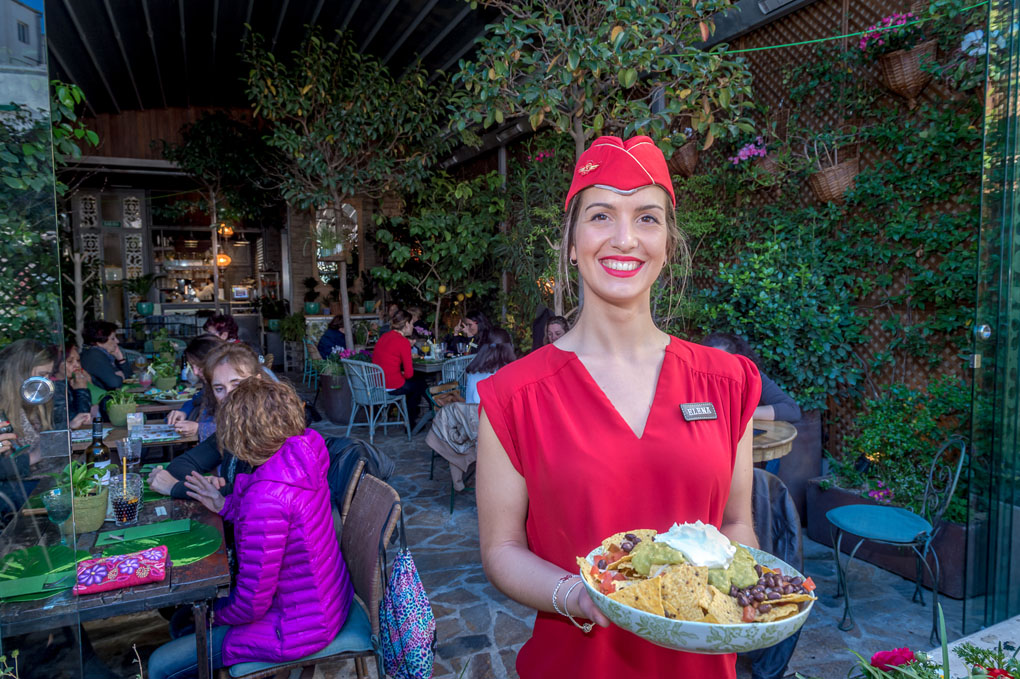 Elena nos enseña el plato de nachos con queso y guacamole que preparan para compartir. Elena nos enseña el plato de nachos con queso y guacamole que preparan para compartir.