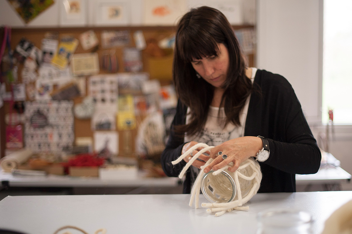 La artista trabaja con diferentes tipos de materiales naturales. Foto: Idoia Cuesta La artista trabaja con diferentes tipos de materiales naturales. Foto: Idoia Cuesta