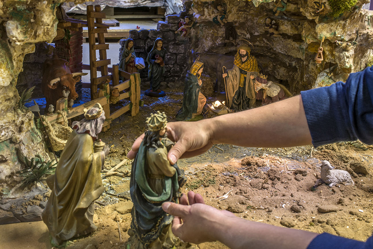 La Virgen, San José y los Reyes Magos se van viendo en distintas escenas del nacimiento. La Virgen, San José y los Reyes Magos se van viendo en distintas escenas del nacimiento.
