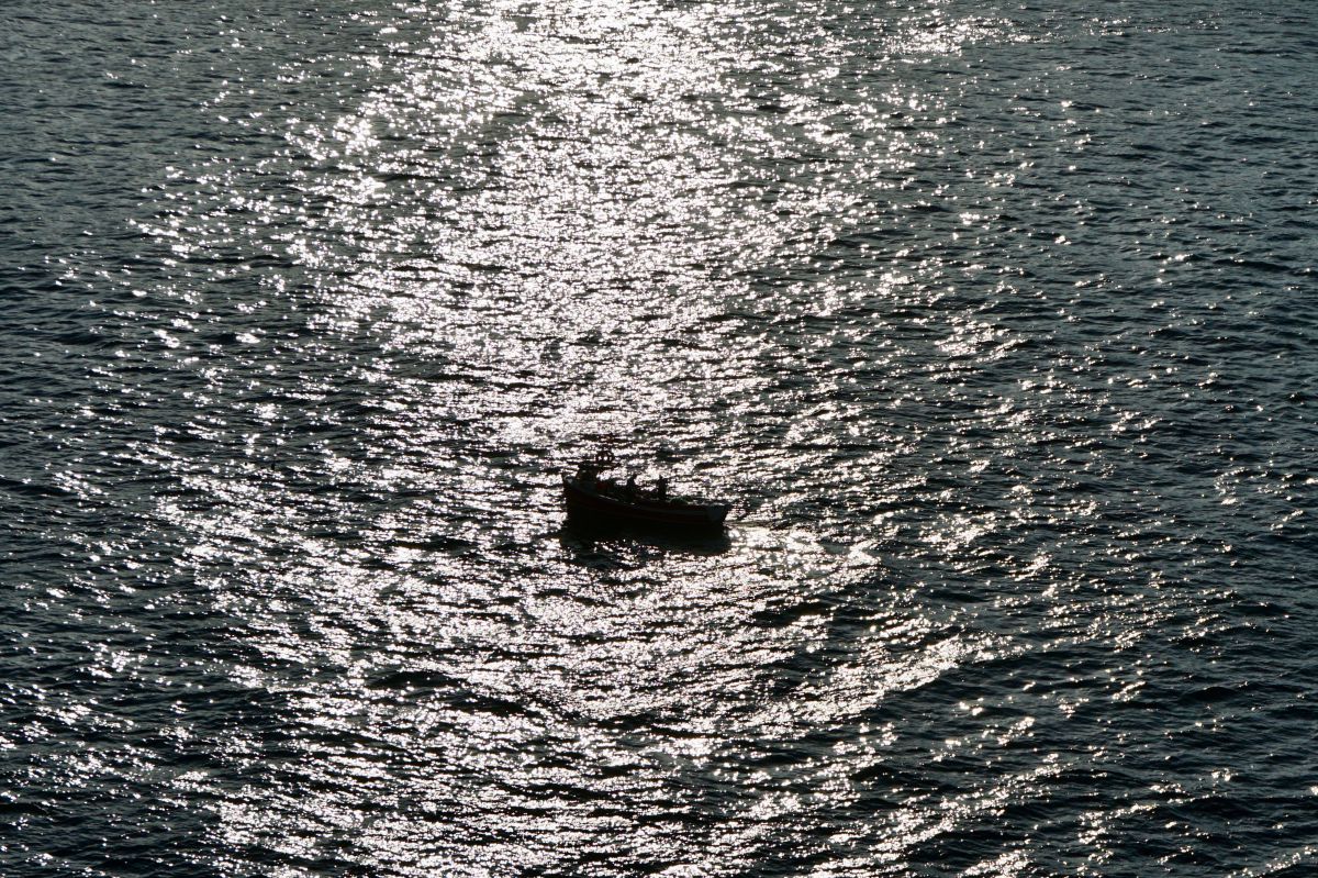 Vistas de un barco en el mar durante la puesta de sol, en Luarca, Asturias. Vistas de un barco en el mar durante la puesta de sol, en Luarca, Asturias.