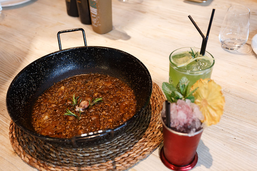 Atrévete a un sabroso arroz acompañado de un refrescante cóctel. Atrévete a un sabroso arroz acompañado de un refrescante cóctel.