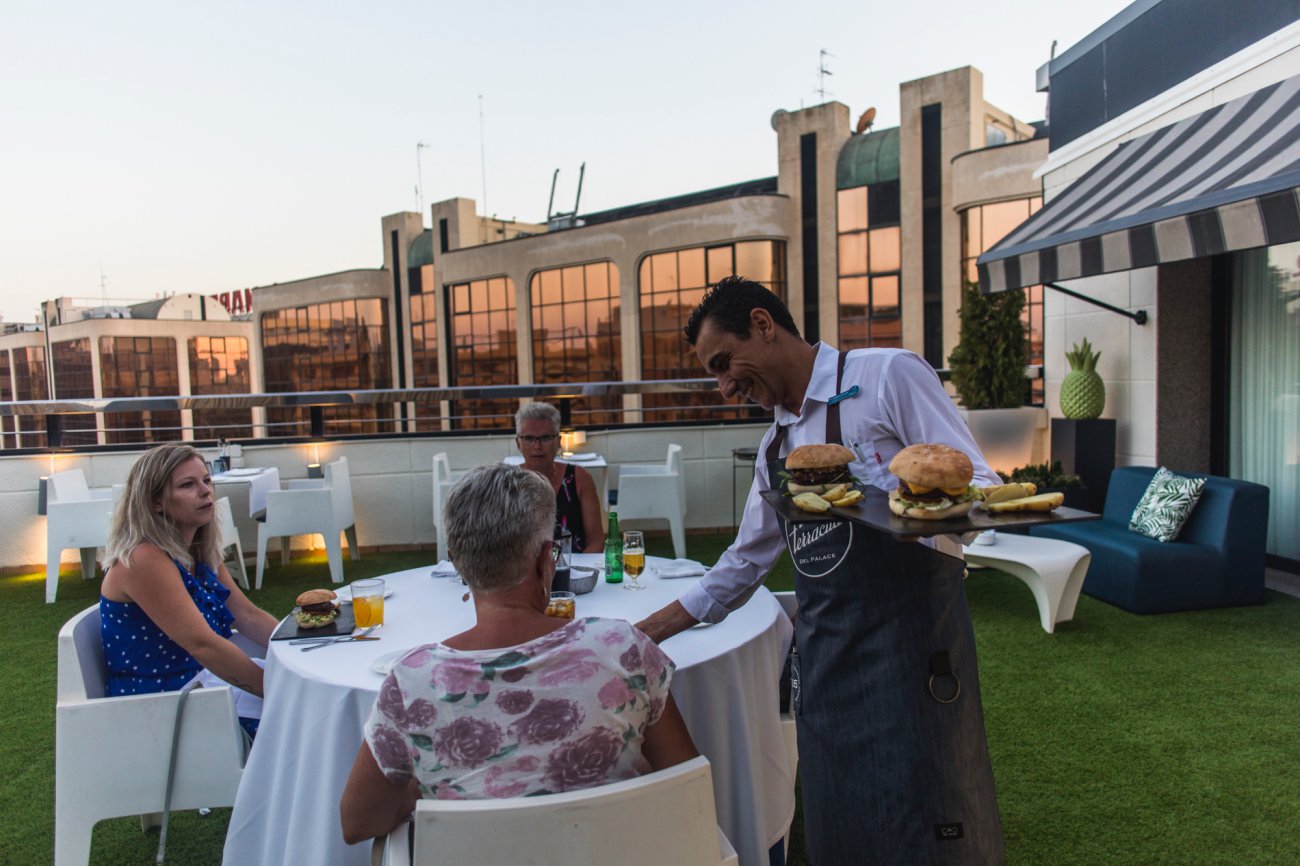 Azotea 'La Terracita del SH Valencia Palace': clientes en la terraza con camarero Azotea 'La Terracita del SH Valencia Palace': clientes en la terraza con camarero