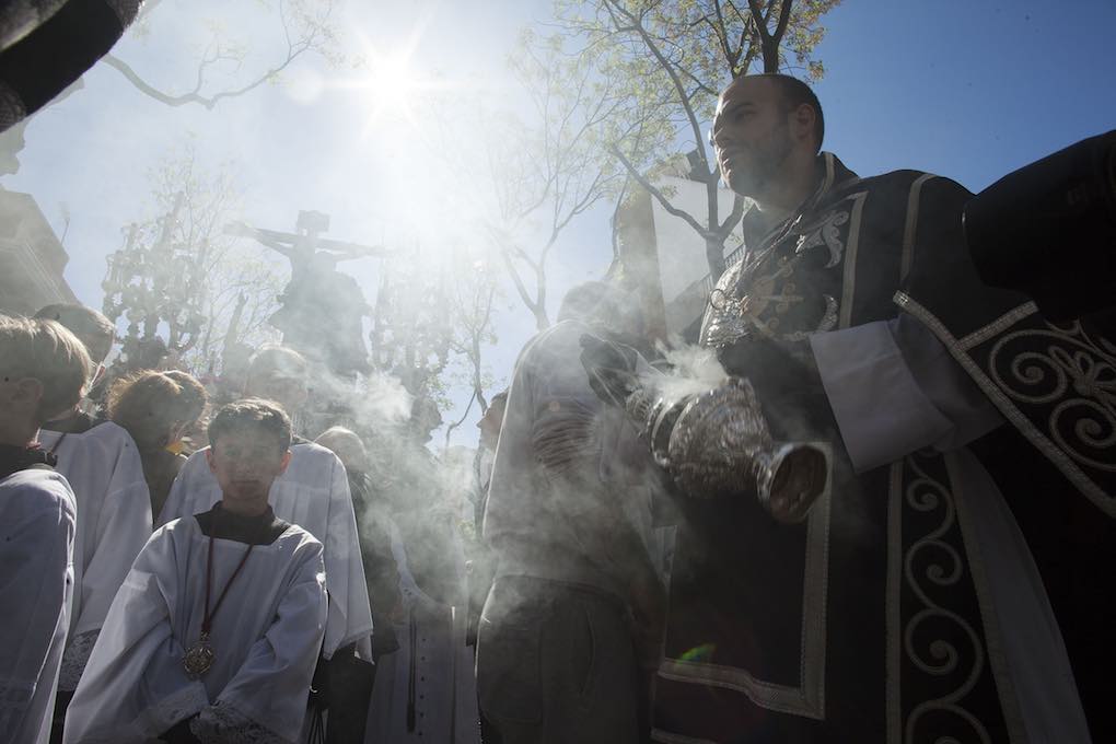 Acólitos y monaguillos que preceden a los pasos en los cortejos procesionales. Foto: Ayto. Sevilla Acólitos y monaguillos que preceden a los pasos en los cortejos procesionales. Foto: Ayto. Sevilla