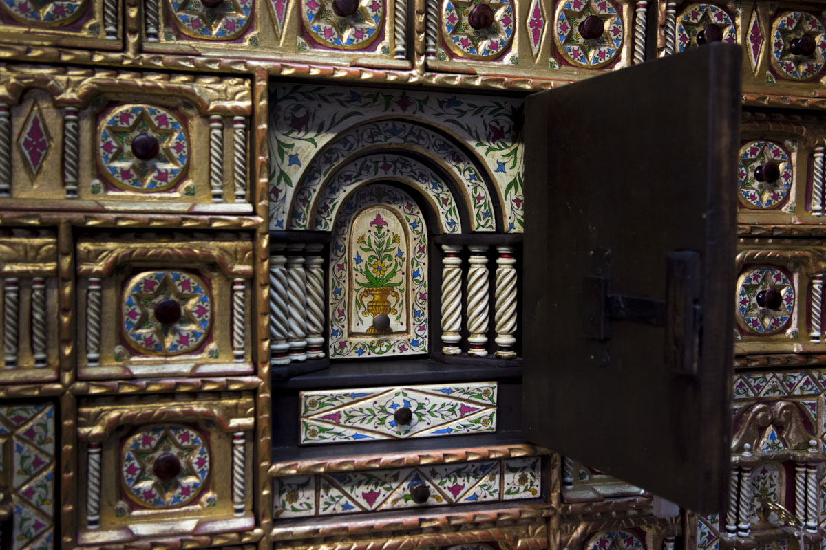 Interior de una puerta de un mueble policromado de estilo renacentista con balaustres salomónicos. Interior de una puerta de un mueble policromado de estilo renacentista con balaustres salomónicos.