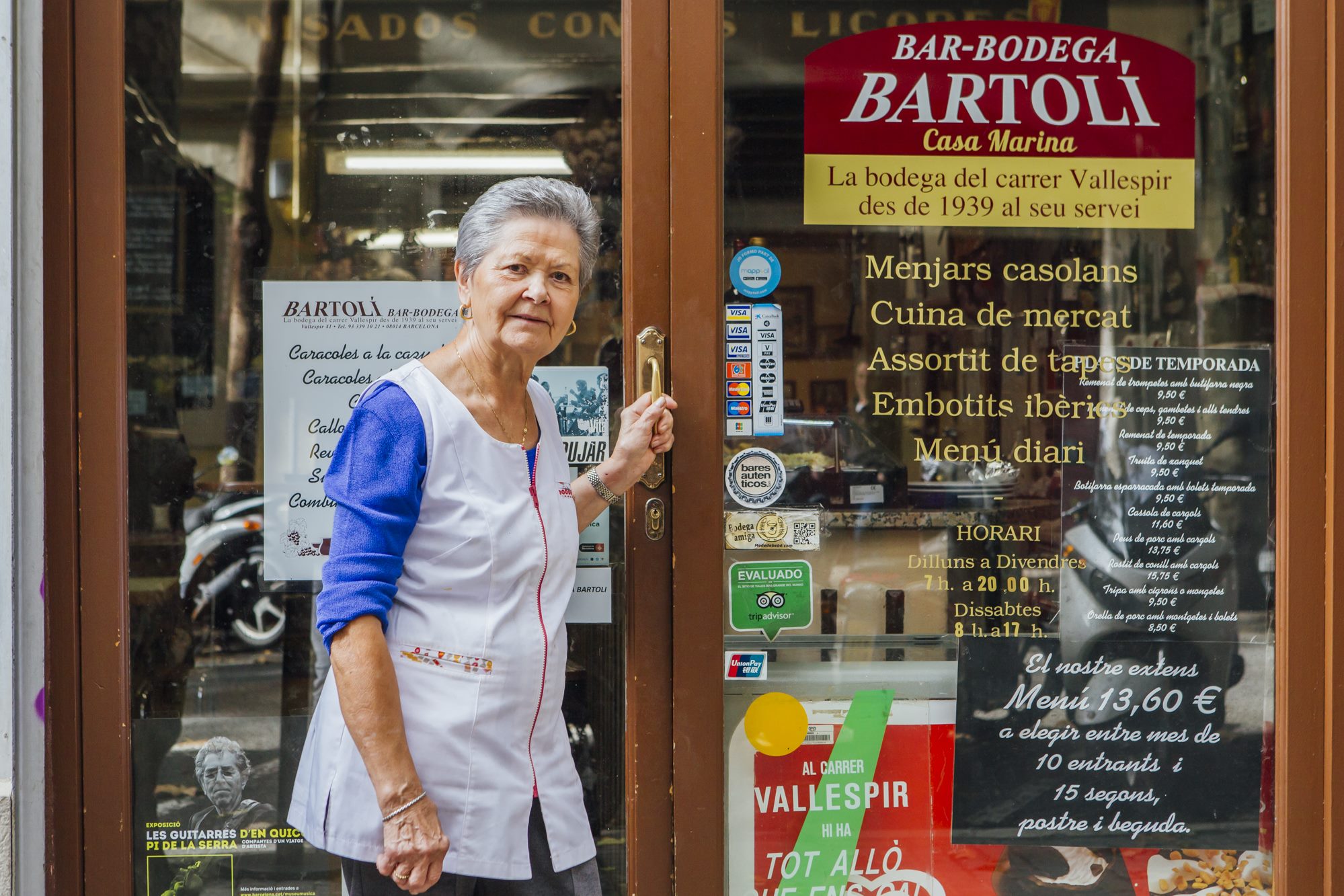 Marina, al frente de su bodega, que regenta con la ayuda de sus dos hijos y sus dos nueras, que a su vez son hermanas. Marina, al frente de su bodega, que regenta con la ayuda de sus dos hijos y sus dos nueras, que a su vez son hermanas.