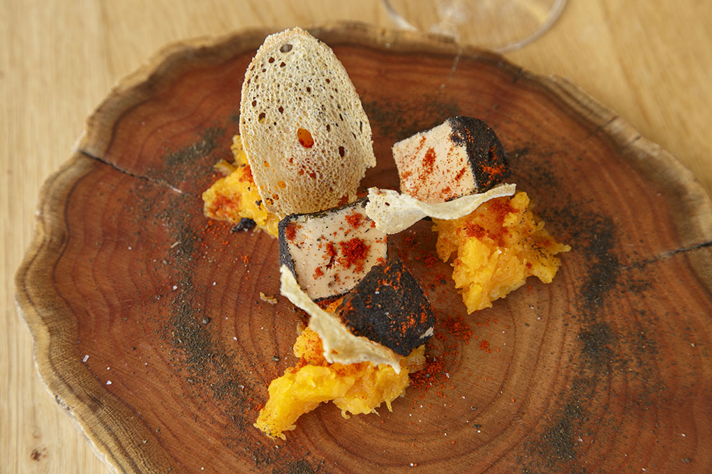 Terrina de hígado de pato, cuyo sabor se potencia con el té lapsang, acompañada de pimentones y calabaza. Terrina de hígado de pato, cuyo sabor se potencia con el té lapsang, acompañada de pimentones y calabaza.