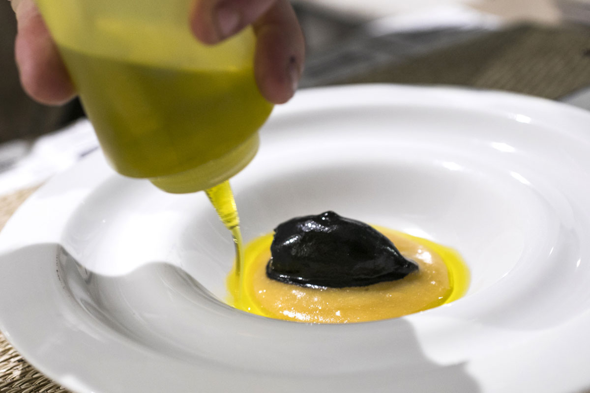 Chipiron relleno de blanquet con crema de hervido valenciano y su tinta. Chipiron relleno de blanquet con crema de hervido valenciano y su tinta.