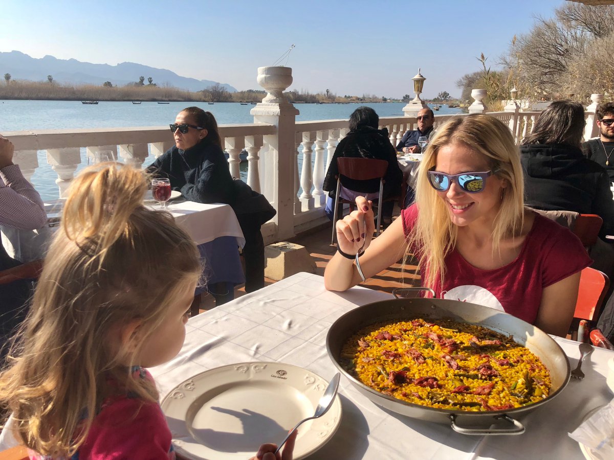 Disfrutando de una paella valenciana en 'Casa Salvador' (Cullera). Disfrutando de una paella valenciana en 'Casa Salvador' (Cullera).