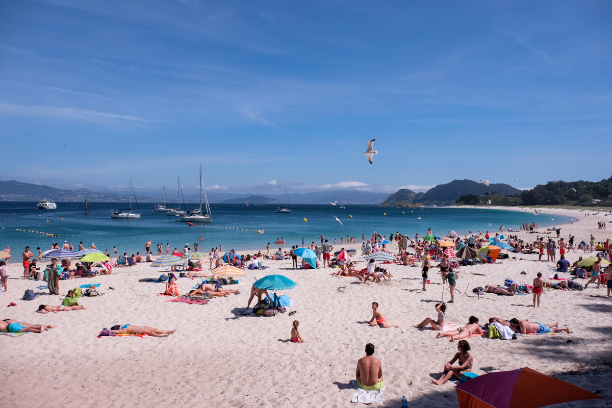 Los fines de semana las playas de Cíes, especialmente la de Rodas, reciben miles de visitas. Los fines de semana las playas de Cíes, especialmente la de Rodas, reciben miles de visitas.