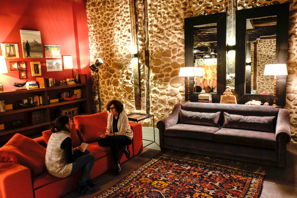 El salón es un buen lugar para sentarse delante de la chimenea y charlar. El salón es un buen lugar para sentarse delante de la chimenea y charlar.
