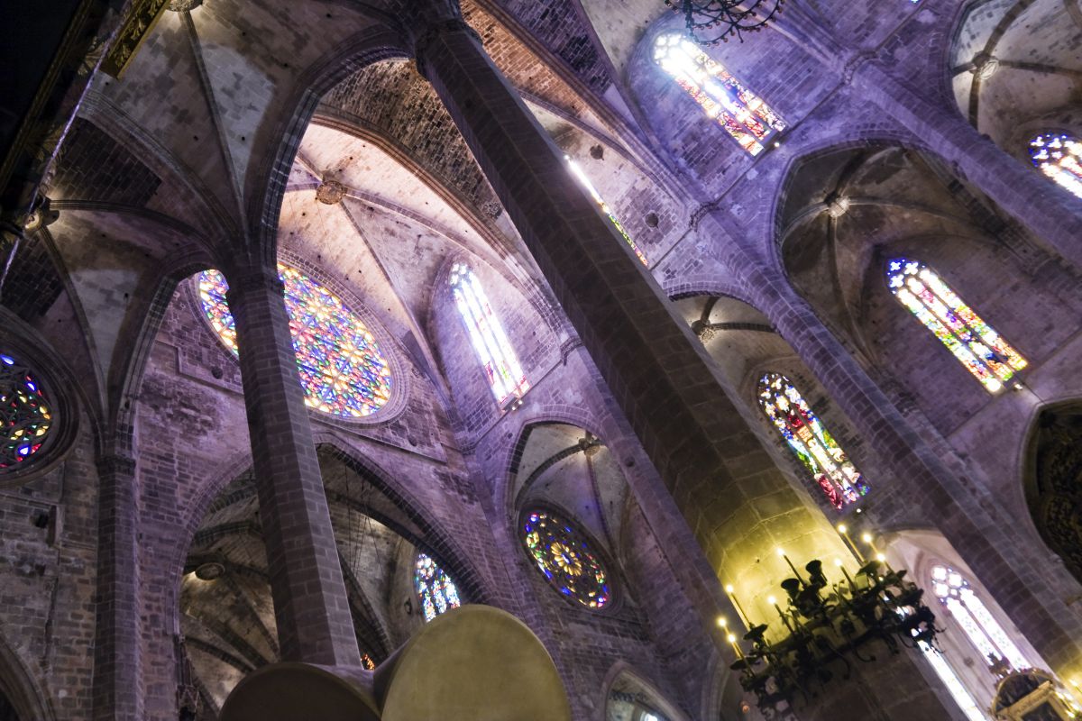 La luz de las vidrieras de la catedral gótica ha inspirado a artistas como Gaudí, Miró o Miquel Barceló. Foto: Shutterstock. La luz de las vidrieras de la catedral gótica ha inspirado a artistas como Gaudí, Miró o Miquel Barceló. Foto: Shutterstock.