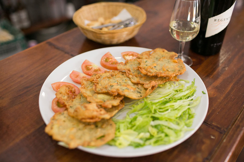 Las tortillas de camarones, una delicia andaluza que aquí no puede faltar. Las tortillas de camarones, una delicia andaluza que aquí no puede faltar.