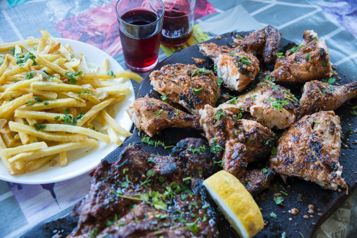 Bandeja de costilar de cerdo y pollo a la parrilla con patatas, plato estrella del guachinche Bodega El Zacatín, en Tenerife. Bandeja de costilar de cerdo y pollo a la parrilla con patatas, plato estrella del guachinche Bodega El Zacatín, en Tenerife.