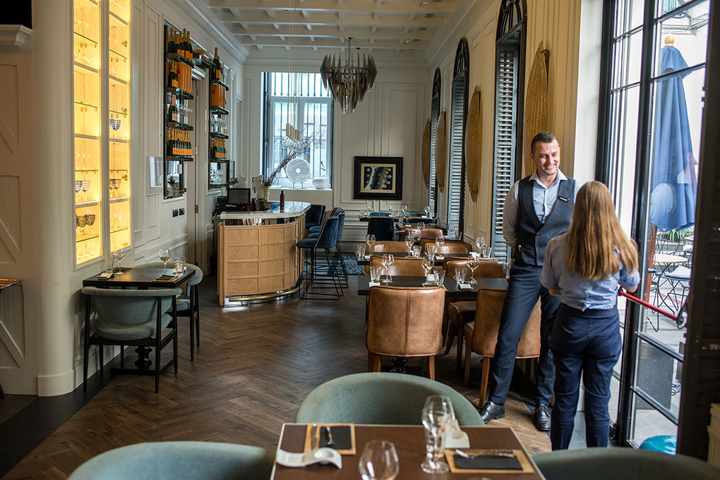 El bar restaurante más informal, con patio incluido, que se convierte en reclamo con su entrada por la calle Augusto Figueroa El bar restaurante más informal, con patio incluido, que se convierte en reclamo con su entrada por la calle Augusto Figueroa