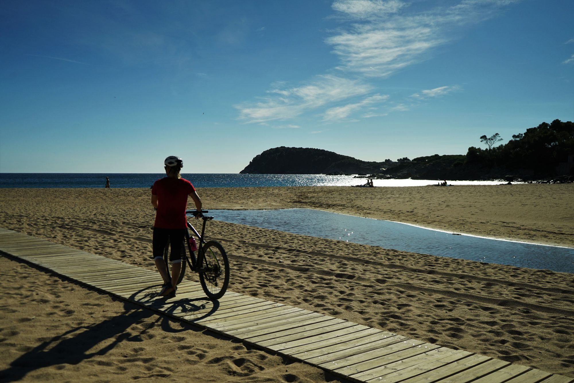 La playa del Castell es el arenal dorado más amplio de la Costa Brava. La playa del Castell es el arenal dorado más amplio de la Costa Brava.