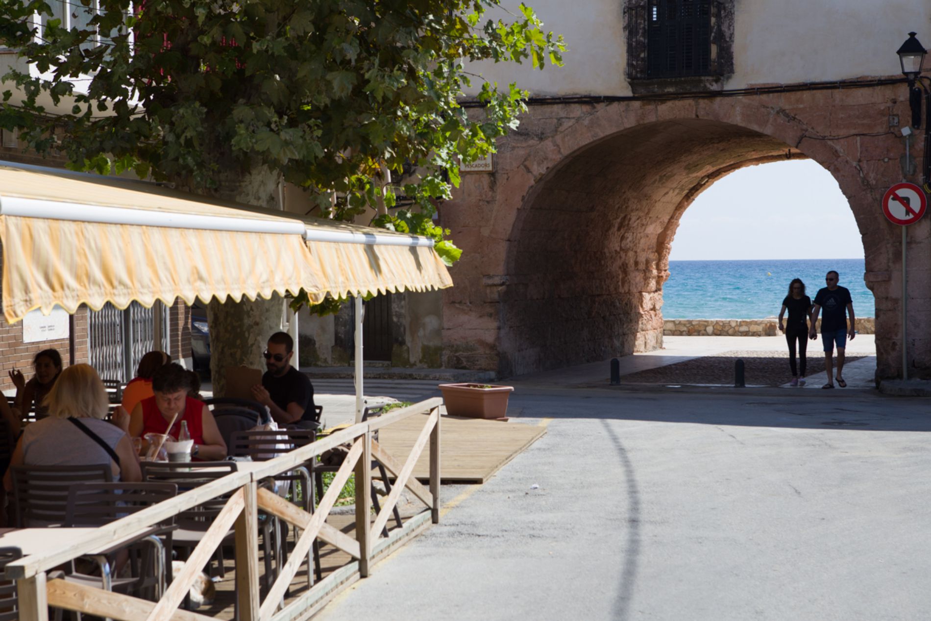 Un pasadizo conecta el Carrer Pescadors con el Carrer Botigues de Mar. Un pasadizo conecta el Carrer Pescadors con el Carrer Botigues de Mar.