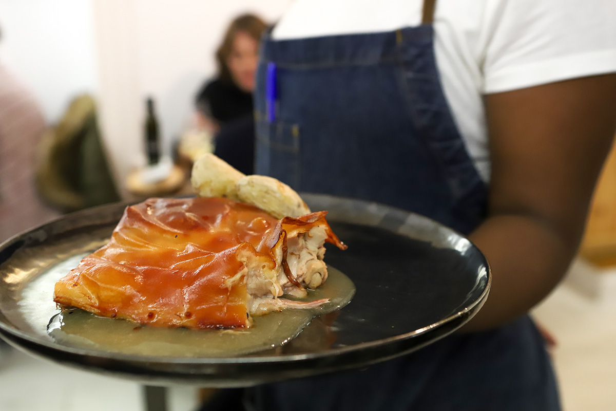 Una de cochinillo para tener pescado y carne. Una de cochinillo para tener pescado y carne.