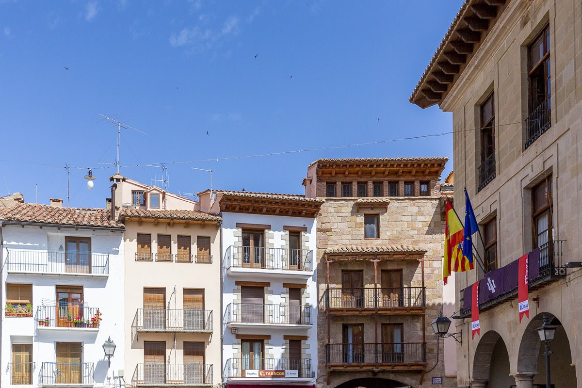 Visitar Mora de Rubielos es un viaje en el tiempo desde su Plaza Mayor. Visitar Mora de Rubielos es un viaje en el tiempo desde su Plaza Mayor.