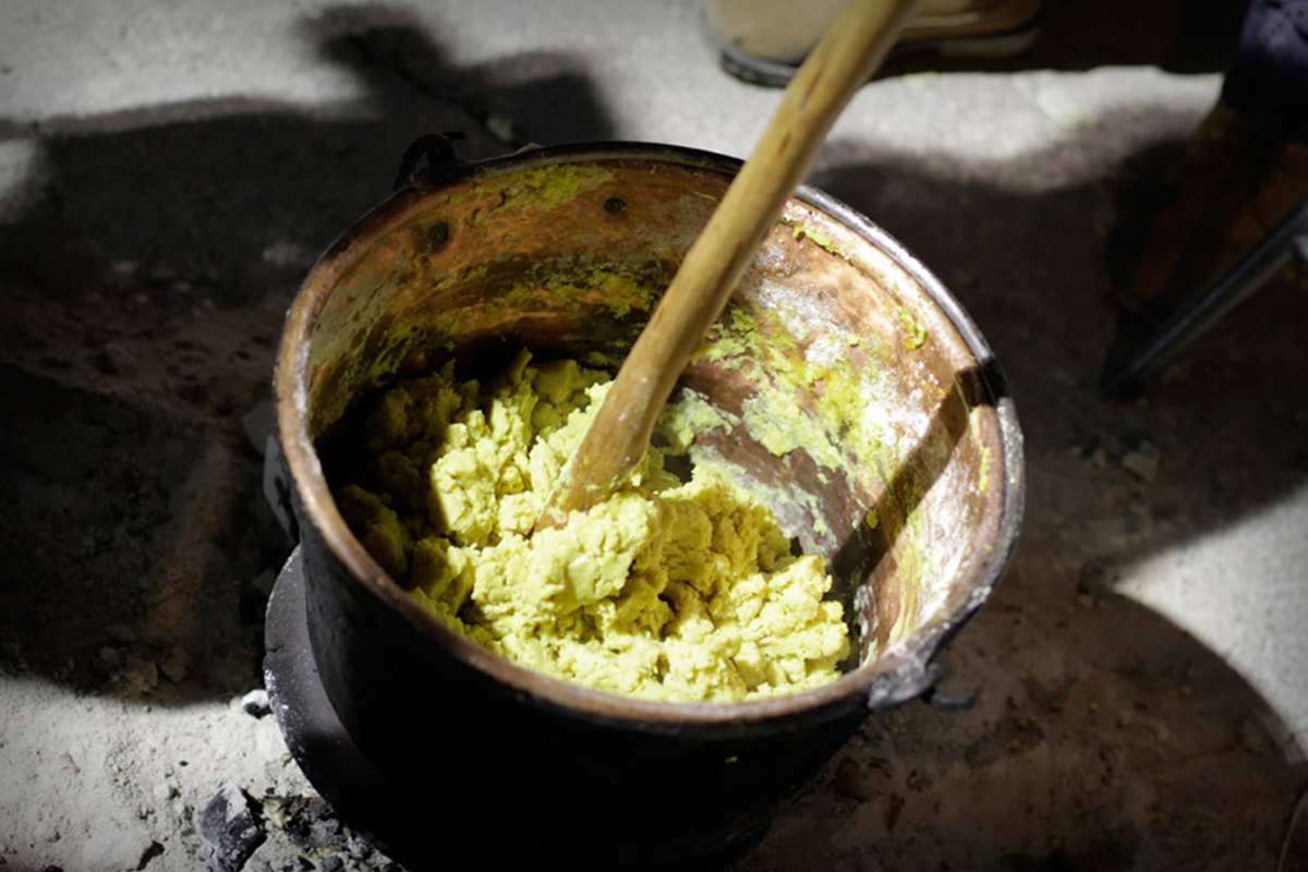 Las gachas hechas al fuego de la lumbre tienen otro sabor. Foto: Pedro Sánchez. Las gachas hechas al fuego de la lumbre tienen otro sabor. Foto: Pedro Sánchez.