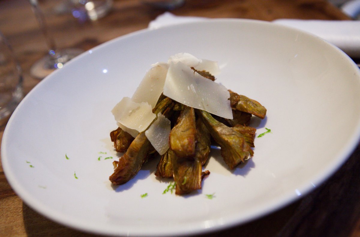 Las alcachofas cocinadas y fritas con lascas de parmesano y un toque de cítrico de lima. Las alcachofas cocinadas y fritas con lascas de parmesano y un toque de cítrico de lima.