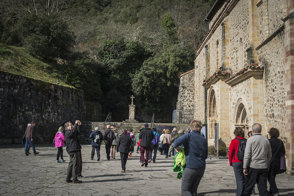 Los turistas se apresuran a entrar el Monasterio. La Puerta del Perdón, la primera a la derecha, abrirá el 23 de abril. Los turistas se apresuran a entrar el Monasterio. La Puerta del Perdón, la primera a la derecha, abrirá el 23 de abril.