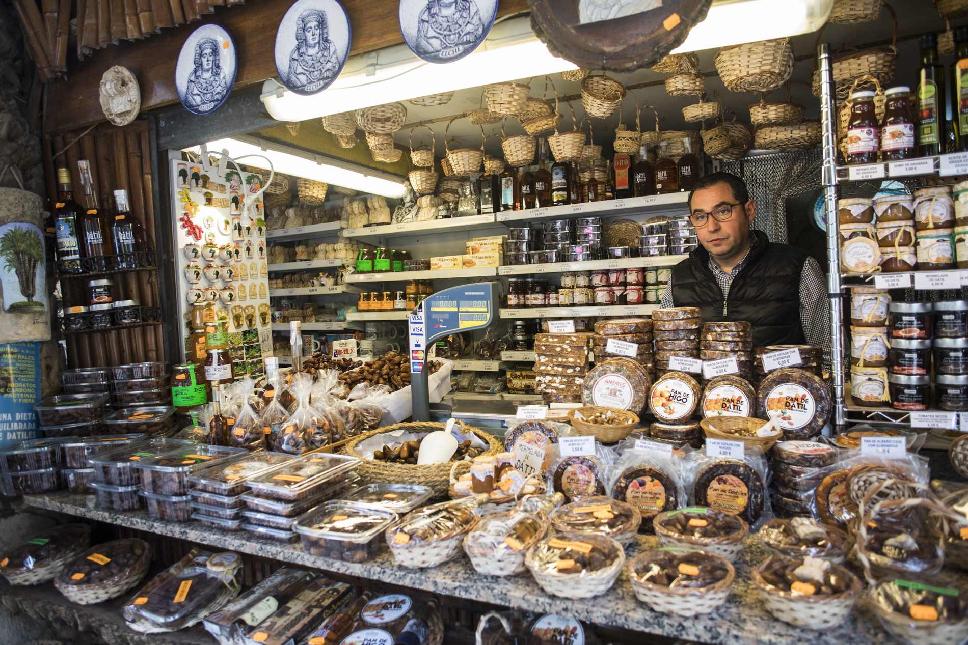Un puestecillo de souvenirs y productos típicos en el Huerto del Cura, en Elche (Alicante). Un puestecillo de souvenirs y productos típicos en el Huerto del Cura, en Elche (Alicante).