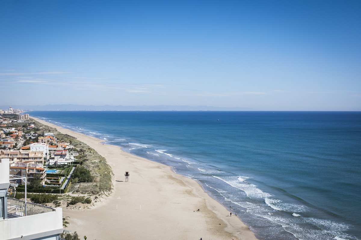Del Perelló a Cullera es posible encontrar playas cómodas y amplias, de arena muy fina. Del Perelló a Cullera es posible encontrar playas cómodas y amplias, de arena muy fina.