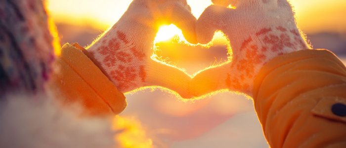 ¿Hay algo más romántico que una puesta de sol en la cima de una montaña nevada? ¿Hay algo más romántico que una puesta de sol en la cima de una montaña nevada?