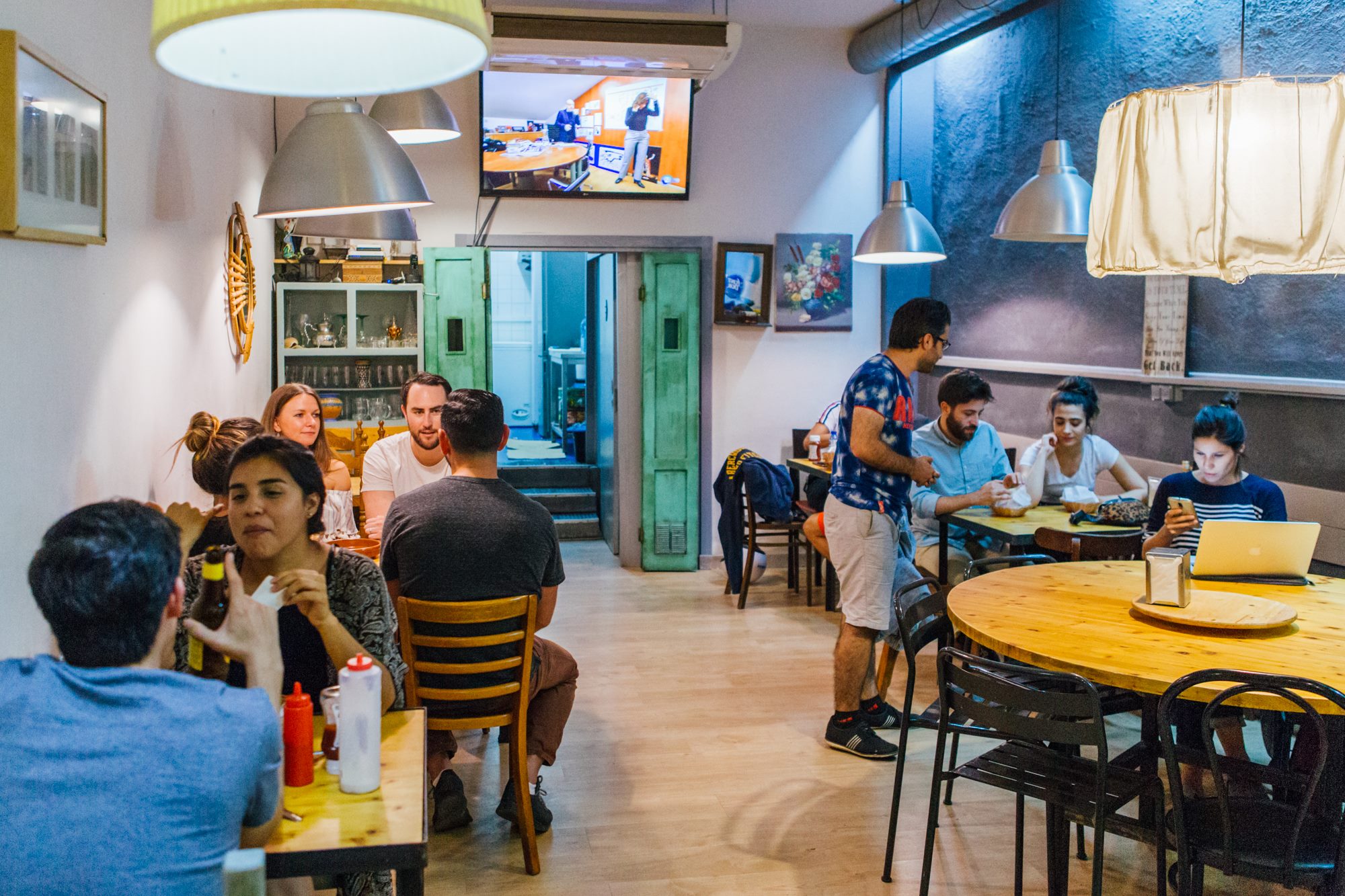 Para Musta, es tan importante que la comida sea sabrosa como que los clientes se sientan como en casa. Para Musta, es tan importante que la comida sea sabrosa como que los clientes se sientan como en casa.