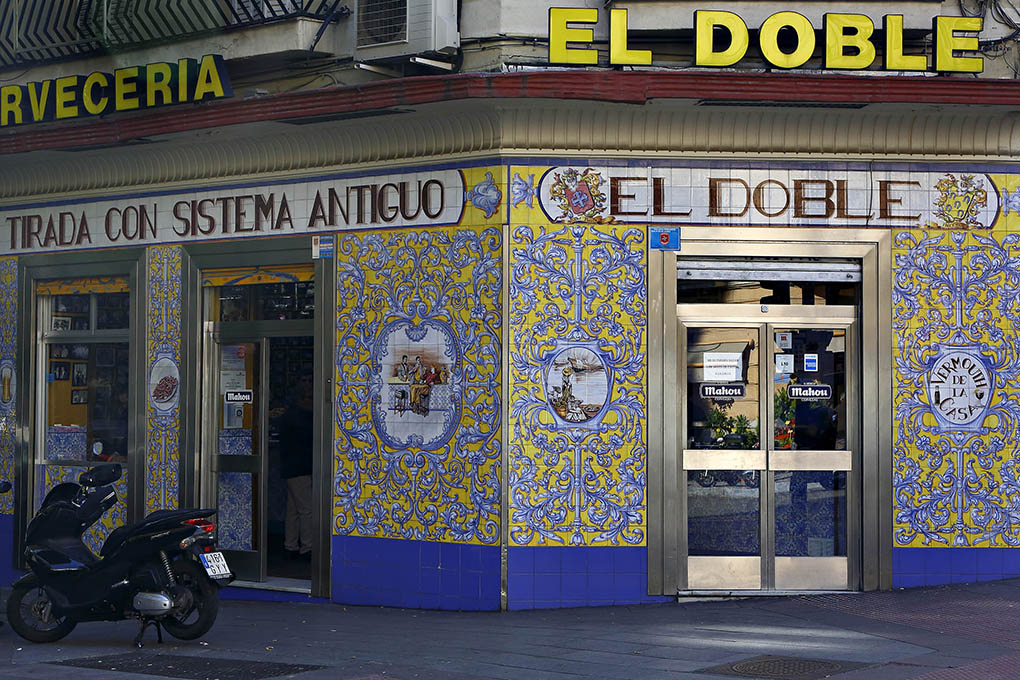 Fachada de El Doble. Fachada de El Doble.
