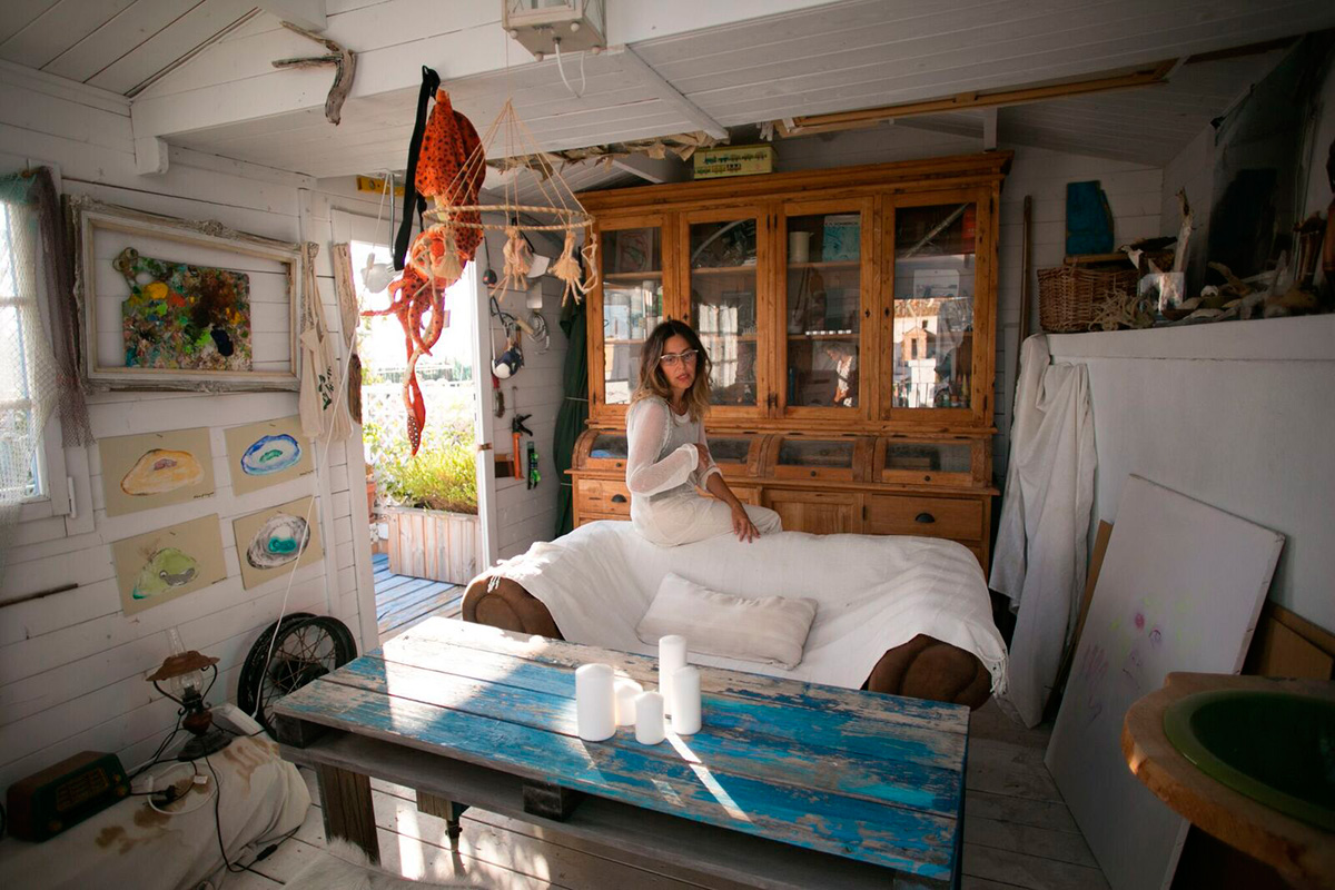 Casita de la Playa: Rebeca en el interior de la casita marinera, en la azotea de la Casita de la Playa, en el barrio de las Viñas. Foto: Juan Carlos Toro Casita de la Playa: Rebeca en el interior de la casita marinera, en la azotea de la Casita de la Playa, en el barrio de las Viñas. Foto: Juan Carlos Toro